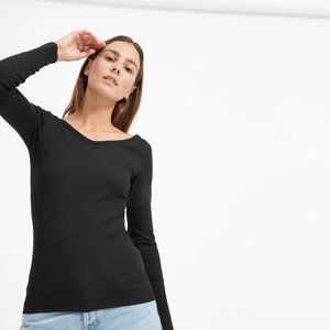 Everlane Women's Pima Micro-Rib Open V-Neck T-Shirt in Black & Size Medium